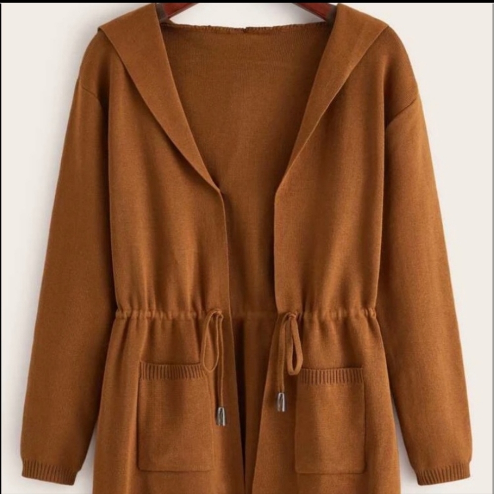 Two pocket drawing hooded sweater